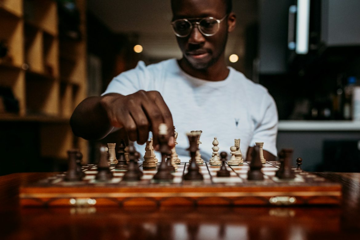 هزيمة توضح الكثير: لاعب الشطرنج الكبير موريس آشلي عن قوة الخسارة